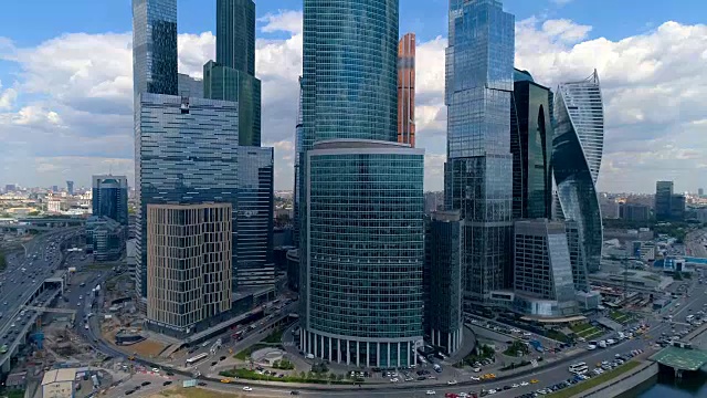 从直升机上航拍城市摩天大楼。视频素材