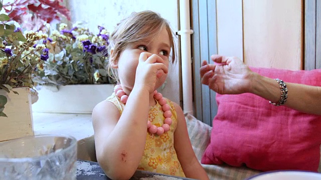 小女孩的手指放在鼻子上视频素材