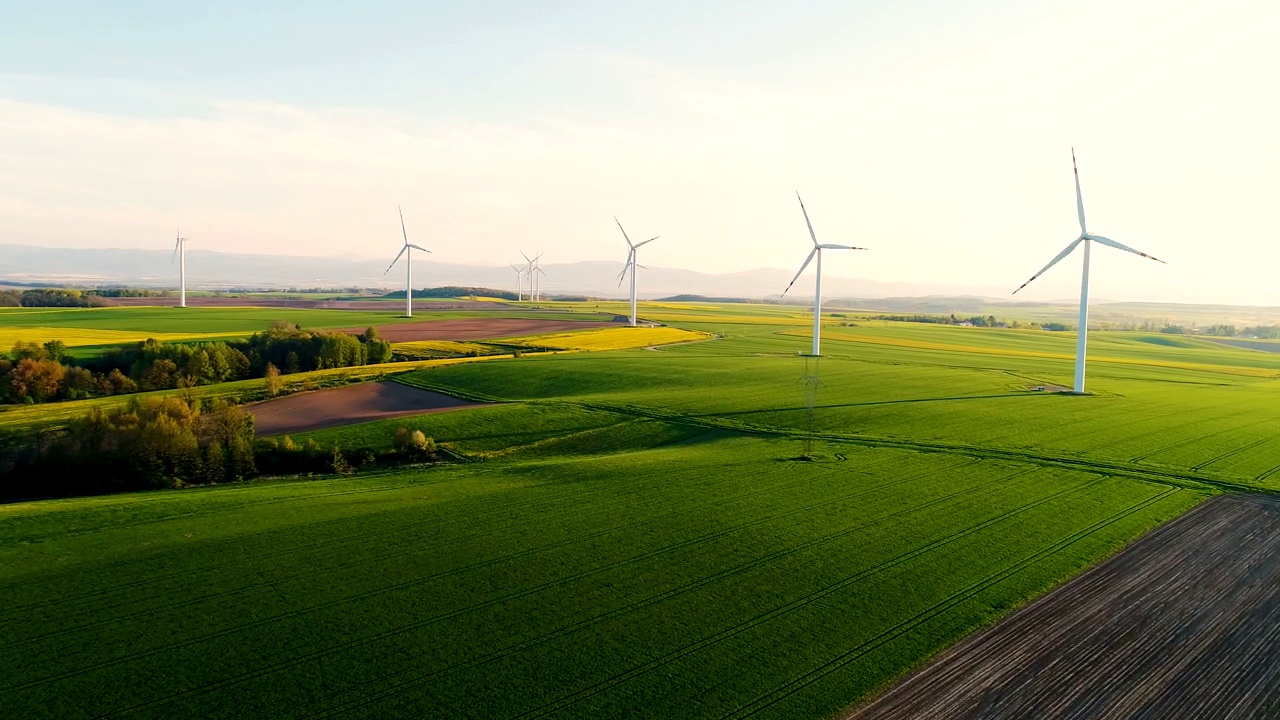 农业-与风力涡轮机夏季乡村的鸟瞰图视频素材
