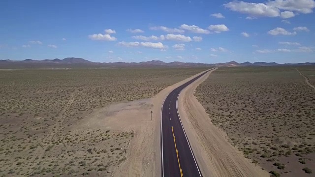 孤独的沙漠公路视频素材