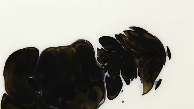 在白色背景上，黑色墨水在水中产生的抽象污渍视频下载
