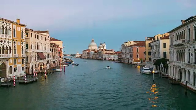 时间流逝:意大利威尼斯著名的大运河和圣玛丽亚大教堂视频素材