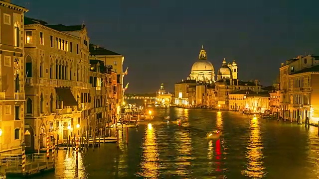 时间流逝:意大利威尼斯著名的大运河和圣玛丽亚敬礼大教堂视频素材