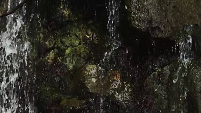 水从岩石上流下来。近距离视频下载