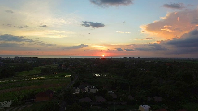 印尼巴厘岛乌布日落时稻田的航拍镜头视频素材