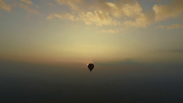 日出时热气球飞行视频素材