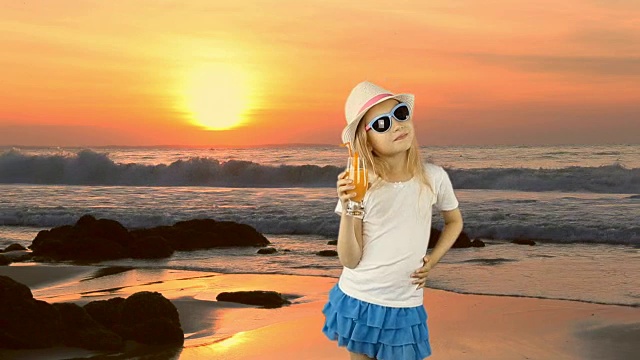 年轻的白人女孩站着，用吸管喝着橙汁鸡尾酒。日落，海岸，地平线。喝橙汁的女孩。有相同的剪辑与透明背景阿尔法通道。视频素材