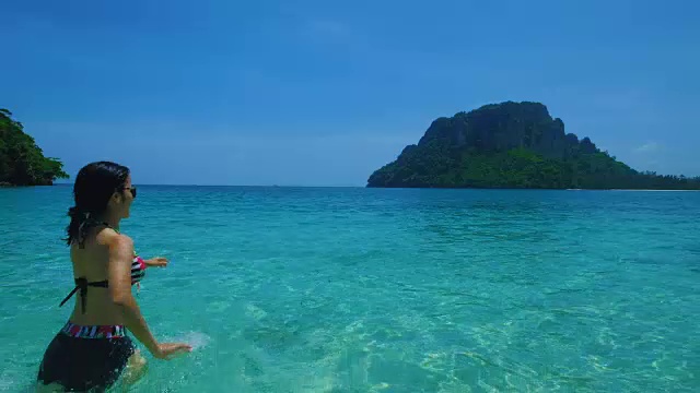 4k亚洲年轻女人在美丽的海滩上玩，在泰国甲米视频素材