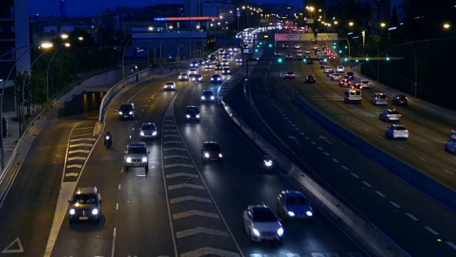 巴塞罗那的夜间交通。视频素材