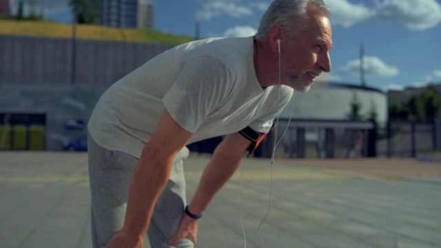 喜欢在城市里跑步的活跃的老人视频素材