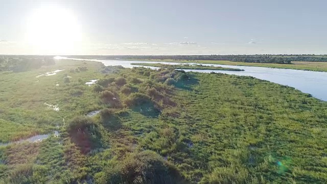 奥卡万戈河。无人机的观点。视频素材