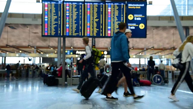 机场办理登机手续柜台大堂的旅客人群全景图视频素材