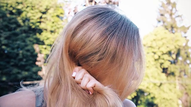 金发女孩梳头发。慢动作视频下载