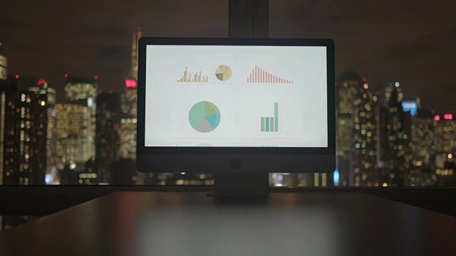 屏幕上有业务图表和统计数据的笔记本电脑。创业创业成长金融行业成功视频素材