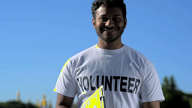 腰部以上的积极印度教志愿者站在户外视频下载