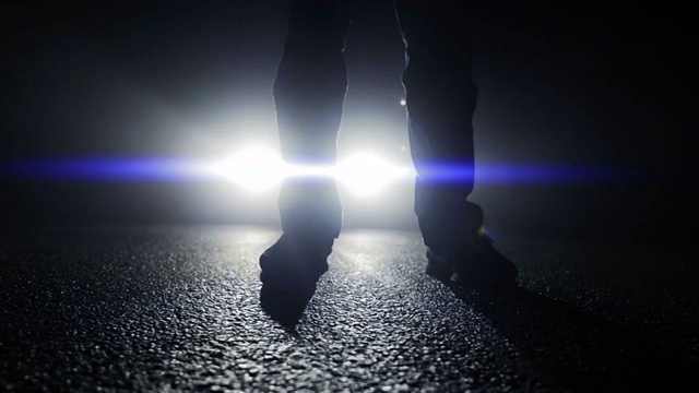 夜班保安在街上工作。背光的汽车灯。视频素材