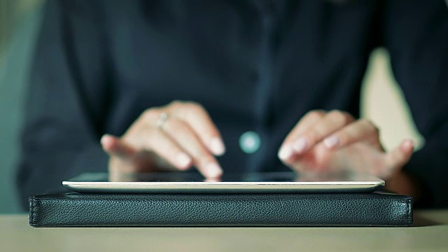 近距离女性手打字在虚拟键盘上的平板电脑视频素材