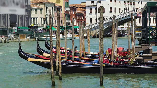 美丽的贡多拉停靠在威尼斯运河，水上交通，观光旅游视频素材