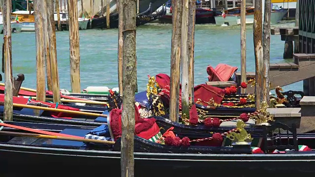 装饰华丽的贡多拉停泊在威尼斯的传统水路运输大运河上视频素材