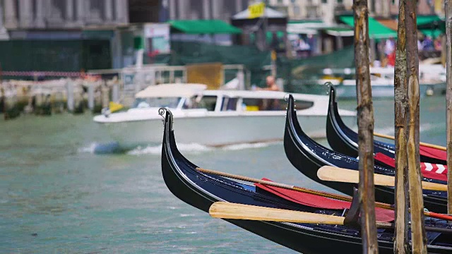 水上出租车载着游客在威尼斯，贡多拉沿着运河停靠，观光视频素材