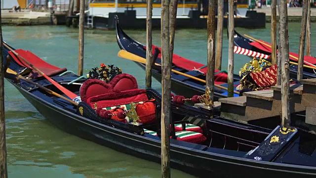 浪漫的贡多拉停泊在大运河，传统的威尼斯交通工具，旅游视频下载