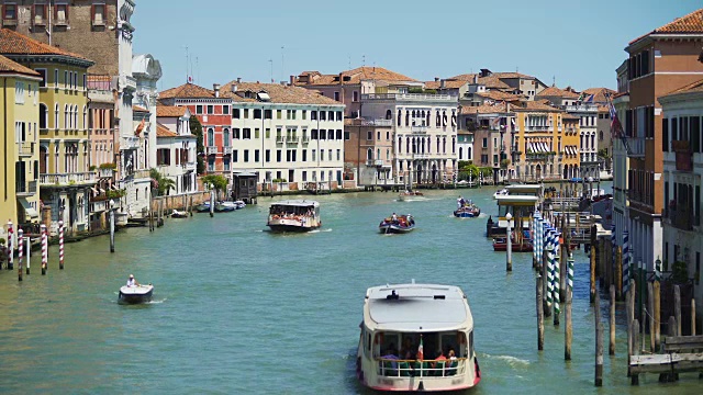 游客在威尼斯乘坐汽艇，欣赏意大利大运河的美景视频素材