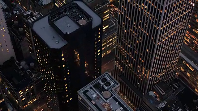 图片:高耸的摩天大楼矗立在纽约曼哈顿中城的绿地之上视频素材