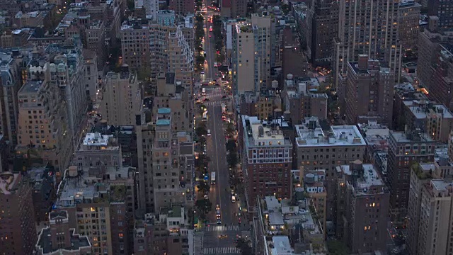 天线:纽约住宅区的房屋和公寓的屋顶视频素材