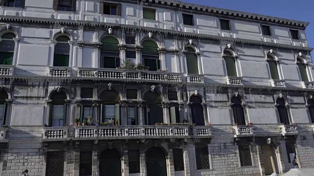 从船、水上游、建筑来看威尼斯的古代装饰建筑视频素材
