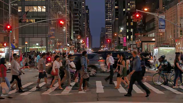 有行人和摩天大楼的纽约街道。美国的大城市。视频素材