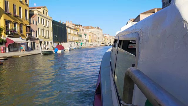 汽艇在威尼斯大运河上航行，看房子，观光视频素材