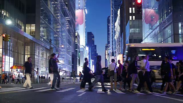 有行人和摩天大楼的纽约街道。美国的大城市。视频素材