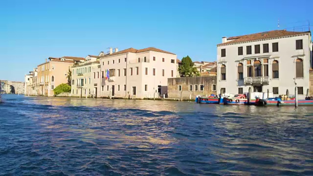 从摩托艇上欣赏威尼斯的建筑和运河，水上旅游，意大利视频素材