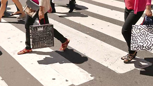 纽约市街道上的人行横道。美国最大的城市。视频素材