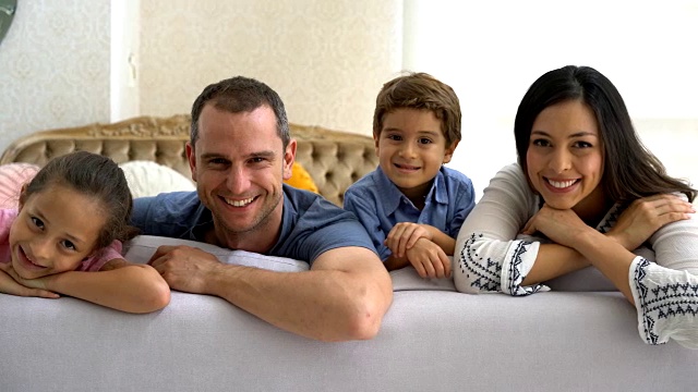 平移视图和肖像的一个美丽的家庭视频素材