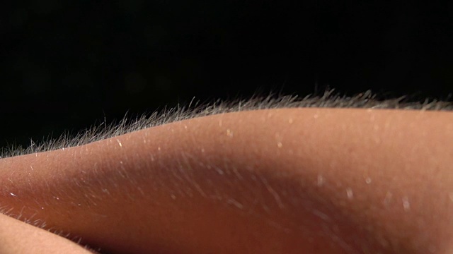近距离微距景深:皮肤起鸡皮疙瘩的细节，女性手臂上的毛发上升视频下载