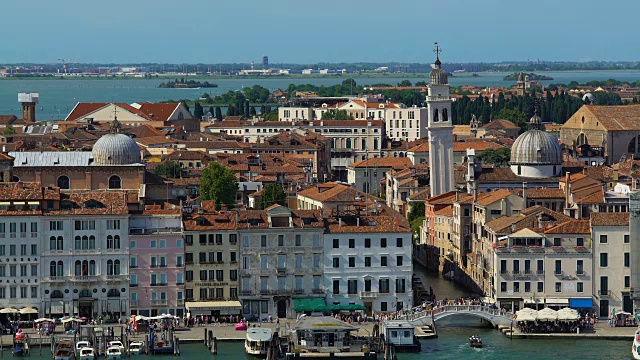 威尼斯的古建筑，建筑景观和游客在桥上行走视频素材