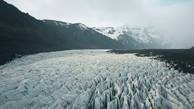 美丽的Vatnajokull冰川与火山灰鸟瞰图。一架直升机飞过冰岛国家公园的冰山视频素材