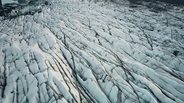 冰岛冰山的顶部鸟瞰图。无人机在布满火山灰的瓦特纳冰川上空飞行视频素材