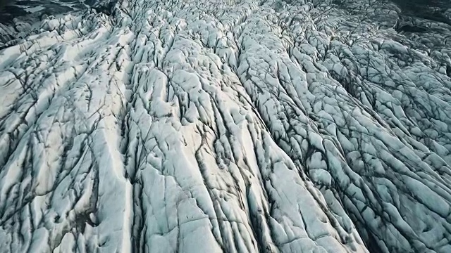 直升机沿着瓦特纳冰川带飞行的特写镜头。冰岛冰山顶部的鸟瞰图视频素材