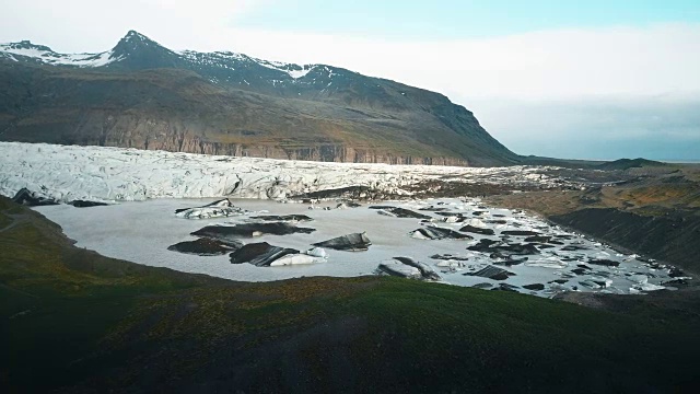 美丽的风景湖与冰在冰岛。直升机拍摄瓦特纳冰川融化的鸟瞰图视频素材
