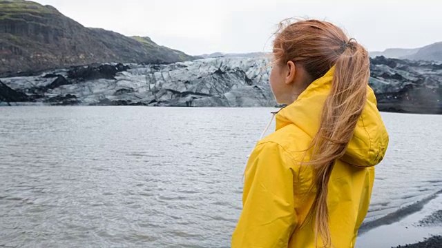 冰岛的Solheimajokull冰川泻湖的游客视频下载