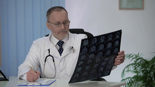 经验丰富的神经学家仔细检查大脑MRI，并做好记录视频下载