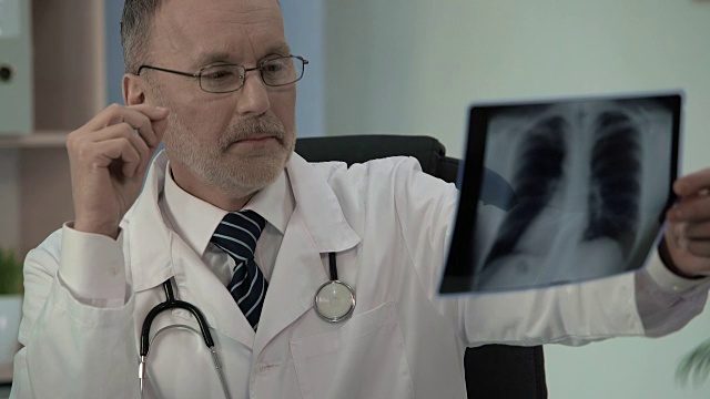自信和经验丰富的肺科医生保证快速有效的治疗视频素材
