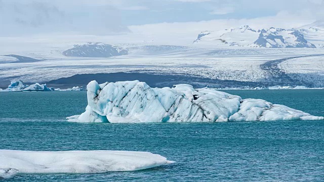 位于冰岛Jokulsarlon的冰山，背景是Vatnajokull冰盖视频下载