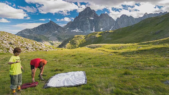几个徒步旅行者在阿尔卑斯山搭帐篷，时间流逝视频下载