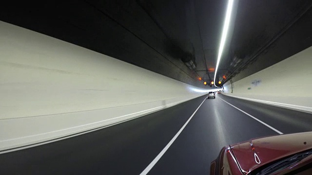 一辆汽车在新西兰奥克兰的水景隧道中行驶的时间流逝视频素材