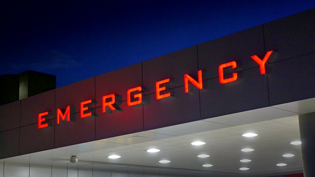 紧急医院标志，红色标志，救护车医疗护理室入口视频下载