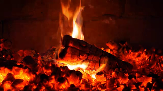火在壁炉里燃烧视频下载