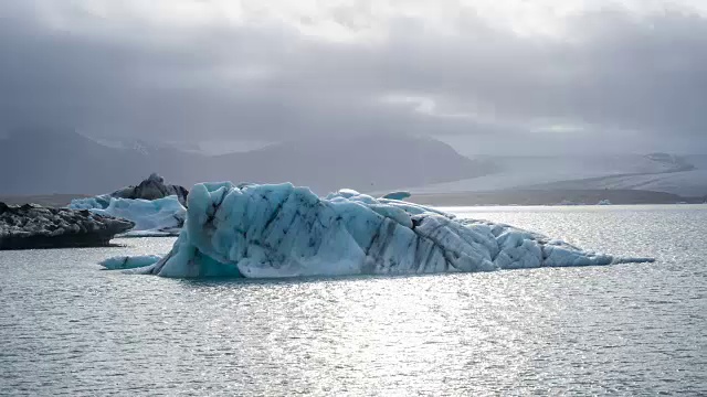 冰山从冰川上断裂，漂浮在泻湖上视频下载